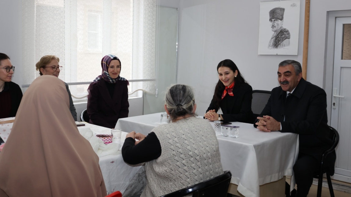 Balya Kaymakamımız Sayın Zeynep DEMİR, Balya Belediye Başkanı Orhan GAGA ile birlikte Balya Halk Eğitimi Merkezi Müdürlüğü Dikim kursunu ziyaret etti.